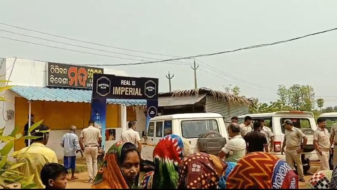 କରସିଙ୍ଗି ଗ୍ରାମରେ ମଦଦୋକାନ ବନ୍ଦ ପାଇଁ ଅଣ୍ଟାଭିଡ଼ିଲେ ମହିଳା।