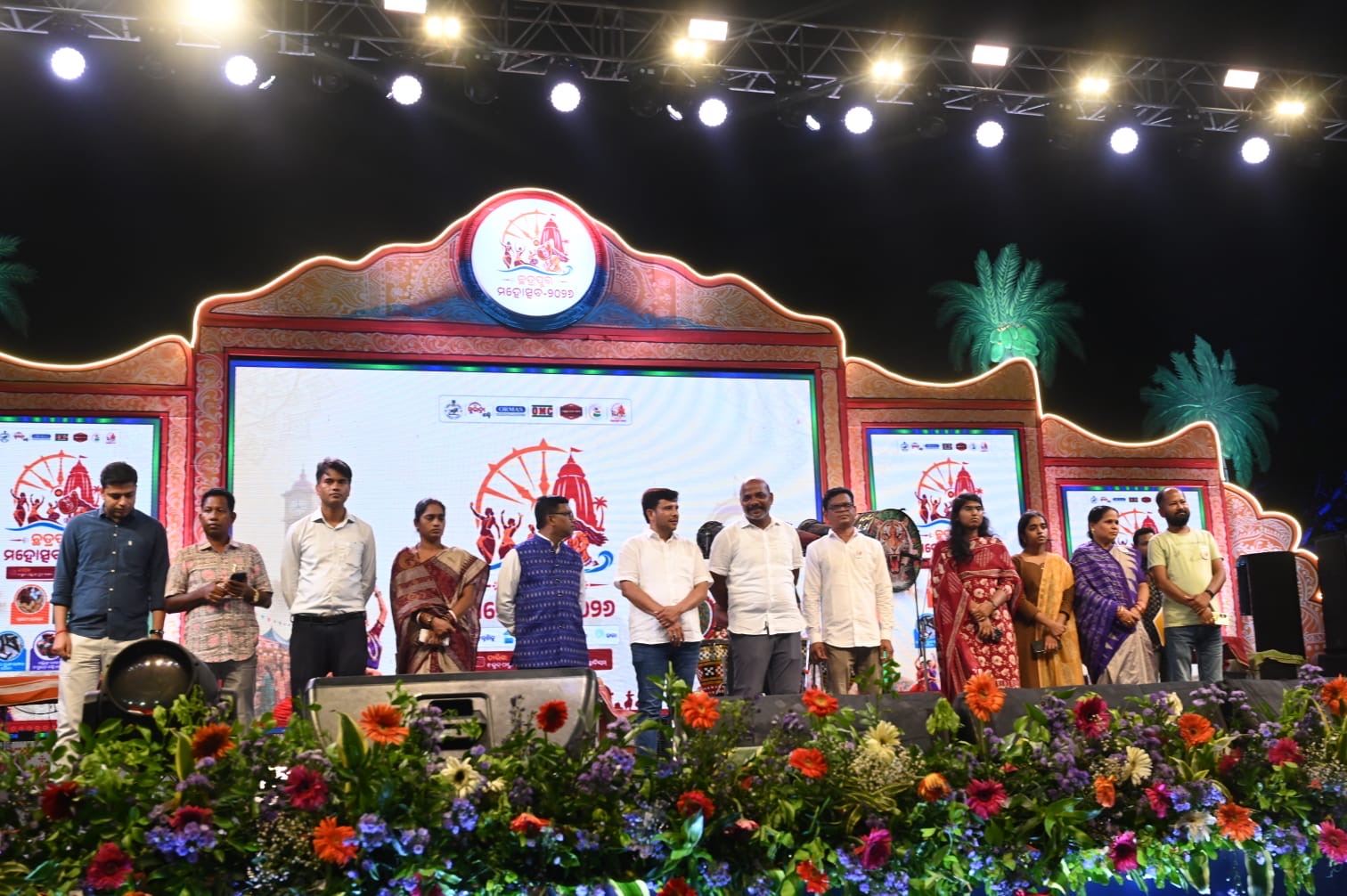 ଛତ୍ରପୁର ମହୋତ୍ସବର ଦ୍ୱିତୀୟ ସନ୍ଧ୍ୟା।ପପୁ ପମପମଙ୍କ କମେଡି ଏବଂ ମଣ୍ଟୁ ଛୁରିଆଙ୍କ ଗୀତରେ ଝୁମିଲେ ଦର୍ଶକ।ମା’ ରାମାୟାଣାମ୍ମା ଙ୍କ ନିକଟରେ ମଙ୍ଗଳ କାମନା ସହିତ ମହୋତ୍ସବର ମଜା ନେବାପାଇଁ ଅନୁରୋଧ କଲେ ଛତ୍ରପୁର ବିଧାୟକ