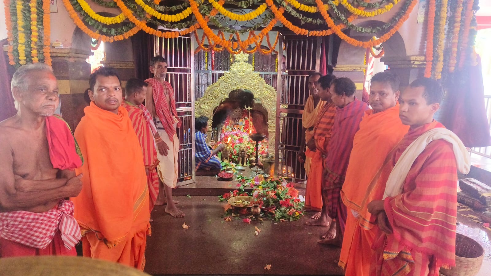 ରଜ ପର୍ବରେ ମା ସିଂହାସନୀ ଶକ୍ତି ପୀଠରେ ହଜାର ହଜାର ଶ୍ରଦ୍ଧାଳୁଙ୍କ ସମାଗମ।